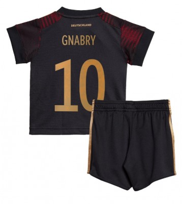 Tyskland Serge Gnabry #10 Replika Babytøj Udebanesæt Børn VM 2022 Kortærmet (+ Korte bukser)
